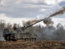 Die Besatzung einer Panzerhaubitze 2000 übt den scharfen Schuss während einer Übung des Artillerielehrbataillon 325 auf dem Truppenübungsplatz Altengrabow. Foto: Bundeswehr/Marco Dorow