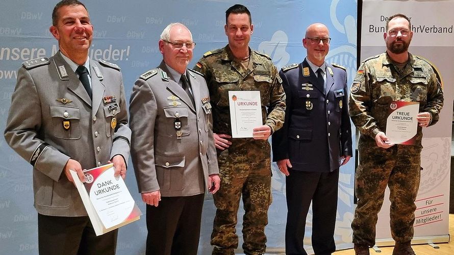 Die geehrten und ausgezeichneten Mitglieder mit dem Bezirksvorsitzenden und dem Vorsitzenden der Standortkameradschaft Berlin: Andreas Quirin, Frank Udo Reiche, David Friedrich, Michael Richter und Frank Wagner (v.l.). Foto: DBwV/Hahn