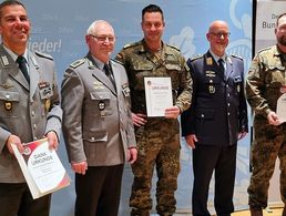 Die geehrten und ausgezeichneten Mitglieder mit dem Bezirksvorsitzenden und dem Vorsitzenden der Standortkameradschaft Berlin: Andreas Quirin, Frank Udo Reiche, David Friedrich, Michael Richter und Frank Wagner (v.l.). Foto: DBwV/Hahn