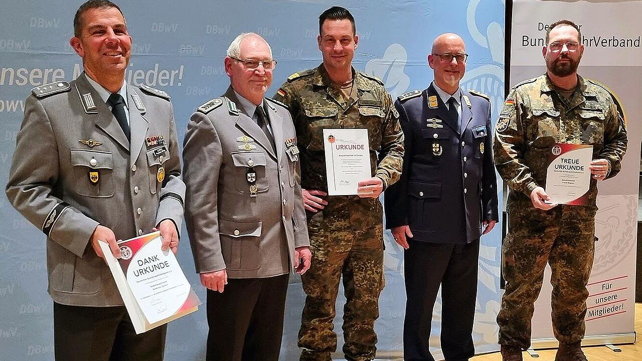 Die geehrten und ausgezeichneten Mitglieder mit dem Bezirksvorsitzenden und dem Vorsitzenden der Standortkameradschaft Berlin: Andreas Quirin, Frank Udo Reiche, David Friedrich, Michael Richter und Frank Wagner (v.l.). Foto: DBwV/Hahn