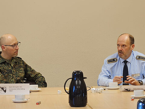 In Faßberg: Christopher John (l.) mit dem Gastreferenten Heiko Stotz. Foto: LV Nord