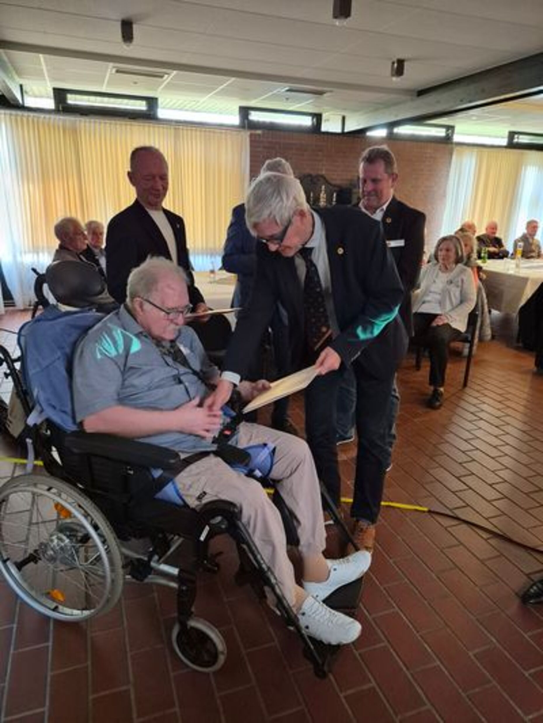 Als eines der treuen Mitglieder erhielt Holger Heinemann (l.) vom Vorsitzenden Ortwin Timm Ehrenurkunde und -nadel. Foto: LV Nord