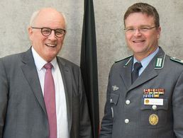 Unions-Fraktionsvorsitzender Volker Kauder und Oberstleutnant André Wüstner (Foto: DBwV/Hepner)