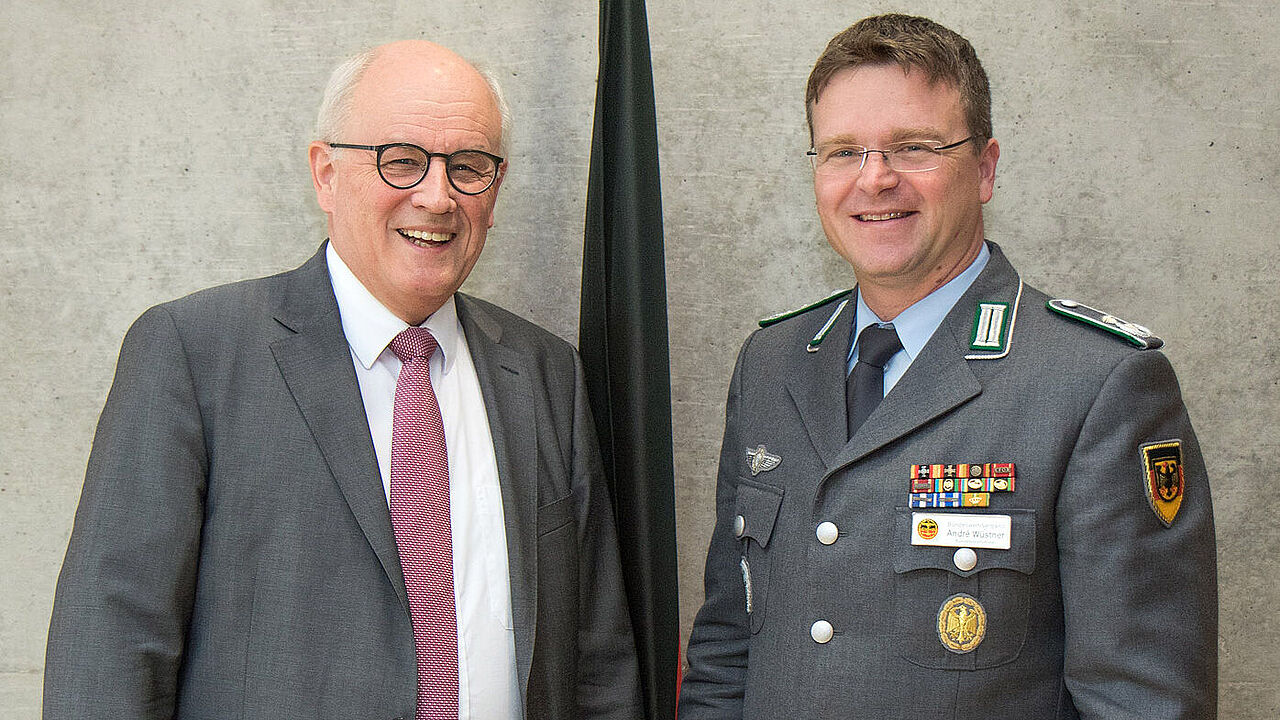 Unions-Fraktionsvorsitzender Volker Kauder und Oberstleutnant André Wüstner (Foto: DBwV/Hepner)