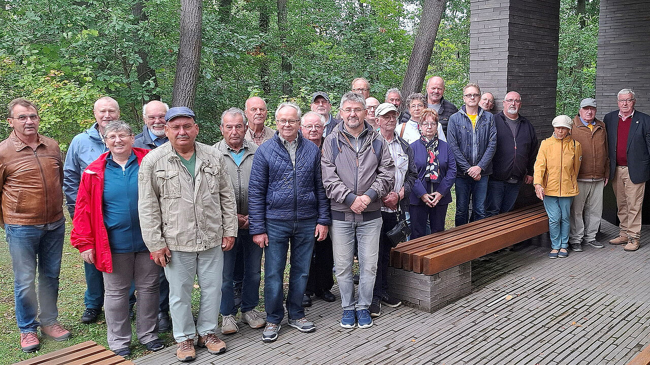 Die Teilnehmer der KERH’s aus Bad Düben, Holzdorf und Dessau am Informationsbesuch im Einsatzführungskommando der Bundeswehr, nutzten ihren Besuch im Wald der Erinnerung, um dort im Gedenken an die in den Einsätzen der Bundeswehr gefallenen und gestorbenen Soldatinnen und Soldaten ein Blumengebinde nieder zu legen. Foto: Peter Goldammer