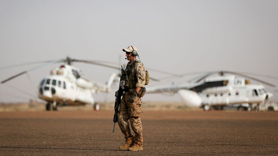 Schwer bewaffnete Bundeswehrsoldaten sichern in Gao, im Norden von Mali, den Flughafen am Feldlager Camp Castor. Foto: dpa