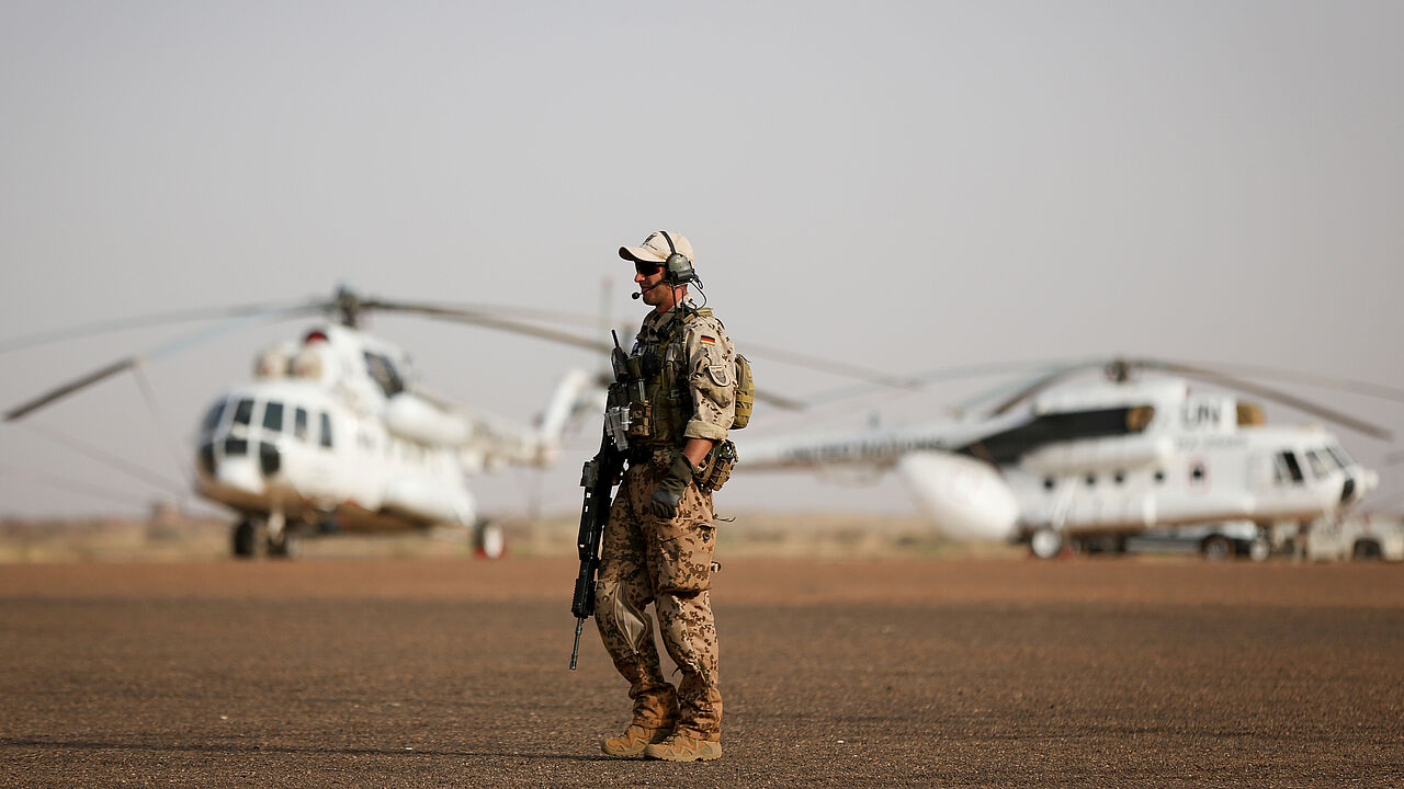 Schwer bewaffnete Bundeswehrsoldaten sichern in Gao, im Norden von Mali, den Flughafen am Feldlager Camp Castor. Foto: dpa