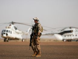 Schwer bewaffnete Bundeswehrsoldaten sichern in Gao, im Norden von Mali, den Flughafen am Feldlager Camp Castor. Foto: dpa