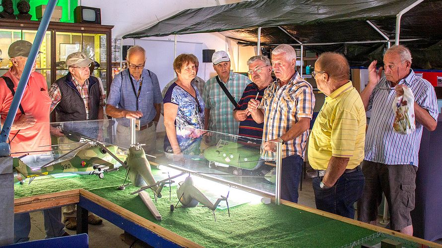 Teilnehmer der Führung vor einem Hubschrauber Mi-8. Foto: DBwV/Bartsch