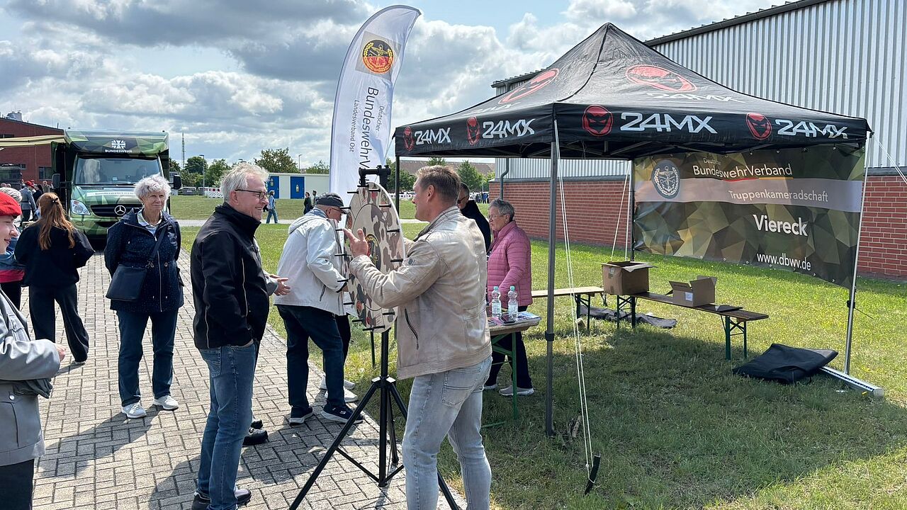 Viele Besucher des Familientages, der dem Feierlichen Gelöbnis in Viereck vorgeschaltet war, kamen zum Stand des DBwV, um sich über die Arbeit des Berufsverbandes zu informieren. Foto: Michael Edlinger