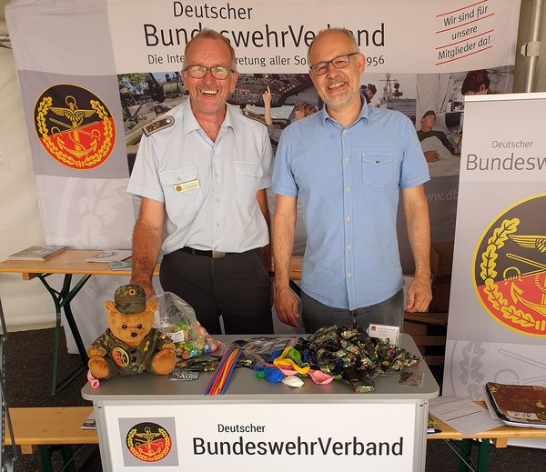 Stabsfeldwebel d.R. Christoph Etz und Roland Köhler vor dem großen Besucher-Ansturm in der Alsberg-Kaserne in Rennerod. Foto: DBwV/Schwab