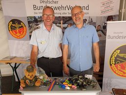 Stabsfeldwebel d.R. Christoph Etz und Roland Köhler vor dem großen Besucher-Ansturm in der Alsberg-Kaserne in Rennerod. Foto: DBwV/Schwab