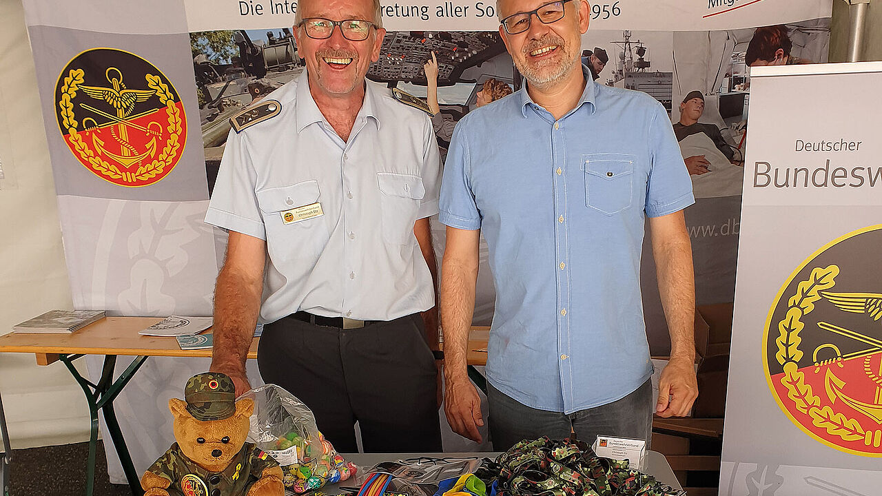 Stabsfeldwebel d.R. Christoph Etz und Roland Köhler vor dem großen Besucher-Ansturm in der Alsberg-Kaserne in Rennerod. Foto: DBwV/Schwab
