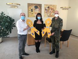 Havelbergs Bürgermeister Bernd Poloski (l.) und Oberstleutnant Ralph Peter (r.) nehmen im Rathaus die „Gelben Schleifen“ von Katrin van Treek entgegen. Foto: Hauptfeldwebel Markus Necker