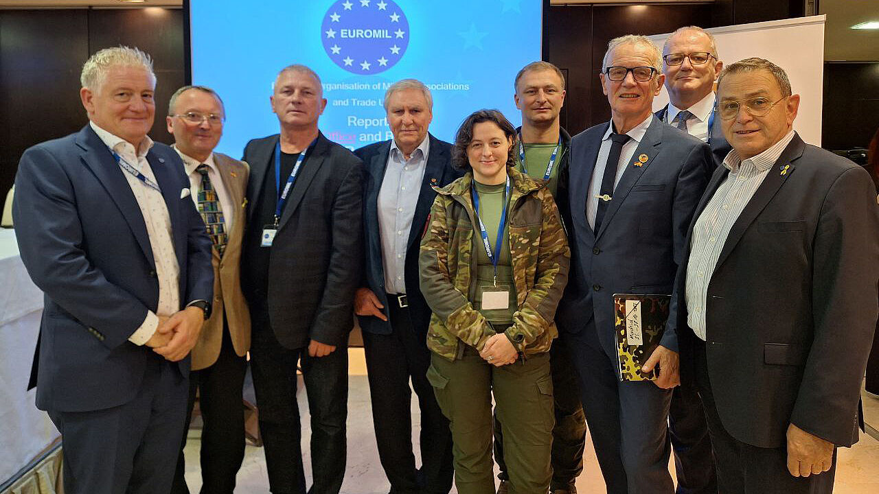 In Madrid: Karl-Uwe Hahn, Jörg Struckmeier, Artem Dudka, Karl-Heinz Bög, Halyna Kavun, Anatoly Slivinskii, Albrecht Kiesner, EUROMIL-Vizepräsident Jörg Greiffendorf und Rudolf Schmelzer (v.l.n.r.). Foto: DBwV/Anja Silbe