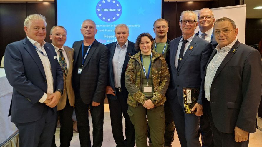 In Madrid: Karl-Uwe Hahn, Jörg Struckmeier, Artem Dudka, Karl-Heinz Bög, Halyna Kavun, Anatoly Slivinskii, Albrecht Kiesner, EUROMIL-Vizepräsident Jörg Greiffendorf und Rudolf Schmelzer (v.l.n.r.). Foto: DBwV/Anja Silbe