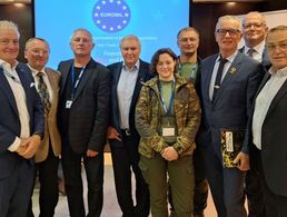 In Madrid: Karl-Uwe Hahn, Jörg Struckmeier, Artem Dudka, Karl-Heinz Bög, Halyna Kavun, Anatoly Slivinskii, Albrecht Kiesner, EUROMIL-Vizepräsident Jörg Greiffendorf und Rudolf Schmelzer (v.l.n.r.). Foto: DBwV/Anja Silbe