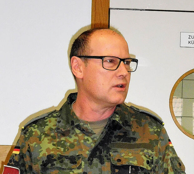 Der neue Bezirksvorsitzende Oliver Hartmann informiert über die Verbandspolitik Foto: DBwV