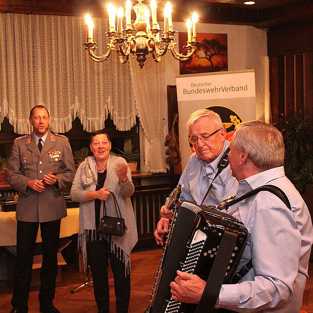Der Festabend klingt aus mit Musik und Gesang.V.l.n.r.: Stv. Kommandeur ABCAbwKdoBw und StO-Ältester Oberstleutnant Stephan Saalow mit Ehefrau Michaela, an der Gitarre Hptm a.D. Dieter Weigand und am Akkordeon Stabsfeldwebel a.D. Charly Bög (ERH Bruchsal)