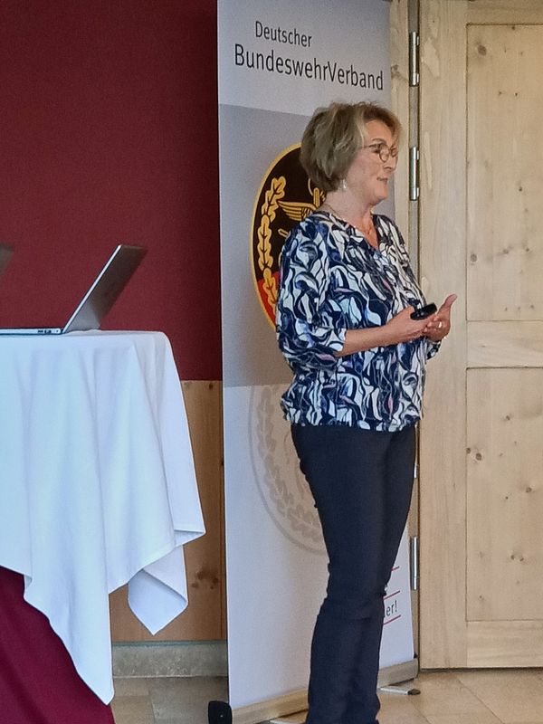 Regierungsamtsrätin Claudia Hartmann stellte die Leistungen des Sozialdienstes für Ehemalige am Standort Roth vor. Foto: IK