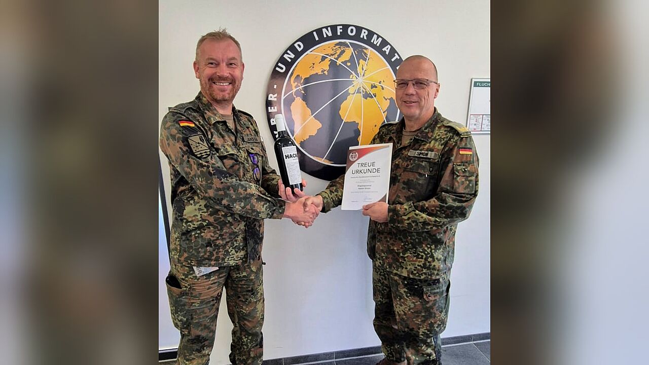 TruKa-Vorsitzender Oberstabsfeldwebel Sascha Janßen (links) dankt Brigadegeneral Rainer Simon für langjährige treue Mitgliedschaft im DBwV. Foto: Sascha Janßen