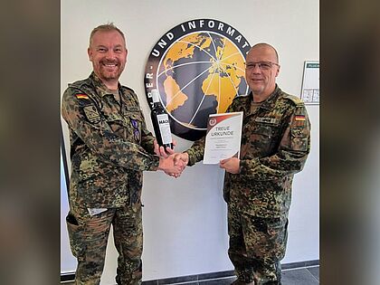 TruKa-Vorsitzender Oberstabsfeldwebel Sascha Janßen (links) dankt Brigadegeneral Rainer Simon für langjährige treue Mitgliedschaft im DBwV. Foto: Sascha Janßen