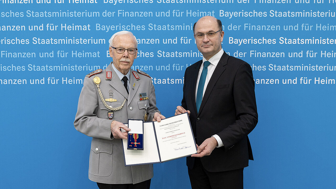 Finanz- und Heimatminister Albert Füracker würdigt das Lebenswerk von Norbert Frühwald mit dem Bundesverdienstkreuz am Bande. Foto: IK