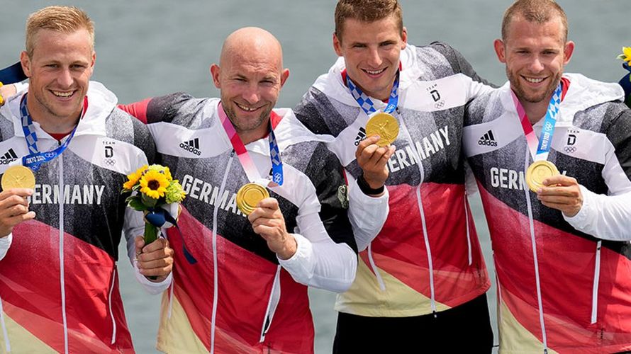 Max Rendschmidt, Ronald Rauhe, Tom Liebscher und Max Lemke präsentiern stolz ihre Goldmedaillen. Foto: picture alliance / AP