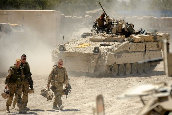 Soldaten der Bundeswehr im Einsatz in Afghanistan 2011. Im Hintergrund der Schützenpanzer Marder. Foto: Maurizio Gambarini/dpa