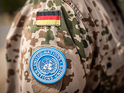 Das Patch der UN auf der Schulter eines Bundeswehrsoldaten der Mission UNMISS der Vereinten Nationen. Foto: picture alliance/Michael Kappeler