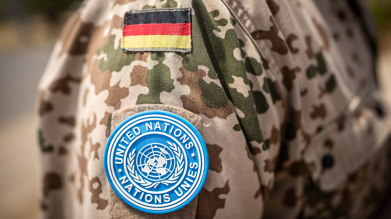 Das Patch der UN auf der Schulter eines Bundeswehrsoldaten der Mission UNMISS der Vereinten Nationen. Foto: picture alliance/Michael Kappeler
