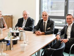 Oberstabsfeldwebel a.D. Jürgen Görlich (2.v.r.) im Gespräch mit Mitgliedern des BwConsulting-Betriebstrats. Foto: BwConsulting