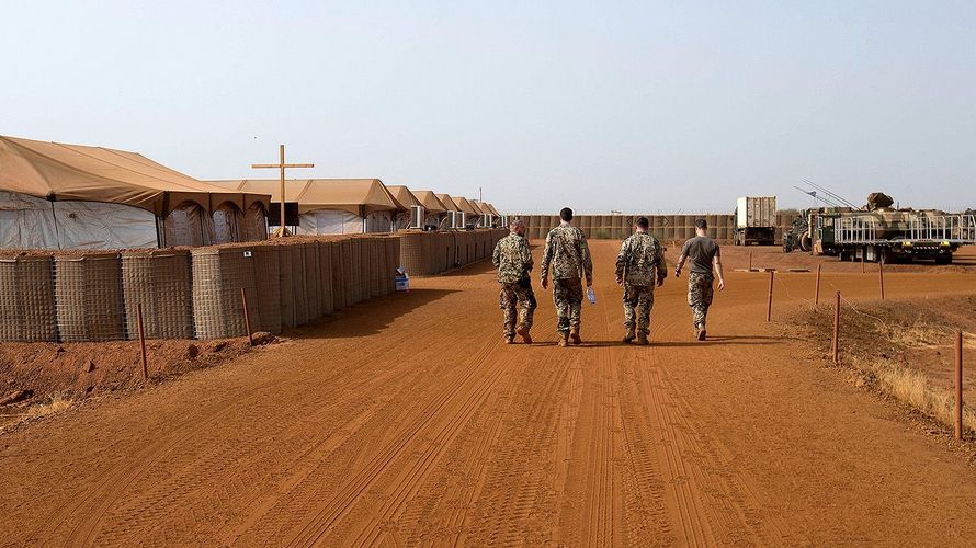 Holzkreuz im Eingangsbereich des Feldlagers Camp Castor in Gao, Mali. Foto: Bundeswehr/Thiel