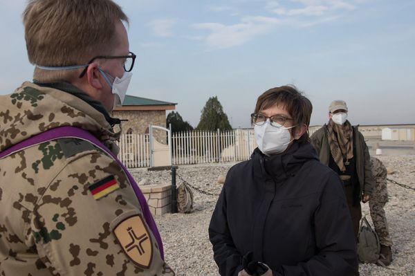 Die Verteidigungsministerin besuchte Ende Februar das deutsche Einsatzkontingent in Masar-i Scharif, um sich über die Lage vor Ort zu informieren. Foto: Twitter/Verteidigungsministerium
