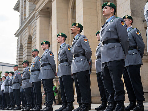 Rekrutinnen und Rekruten stehen beim Öffentlichen Gelöbnis des Wachbataillons beim Bundesministerium der Verteidigung vor dem Berliner Abgeordnetenhaus. Foto: picture alliance/dpa/Christophe Gateau