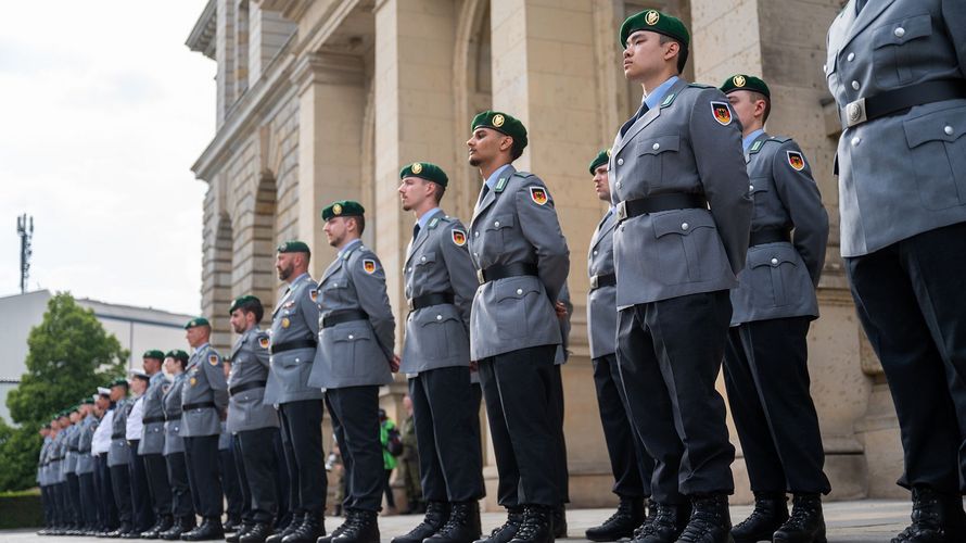 Rekrutinnen und Rekruten stehen beim Öffentlichen Gelöbnis des Wachbataillons beim Bundesministerium der Verteidigung vor dem Berliner Abgeordnetenhaus. Foto: picture alliance/dpa/Christophe Gateau