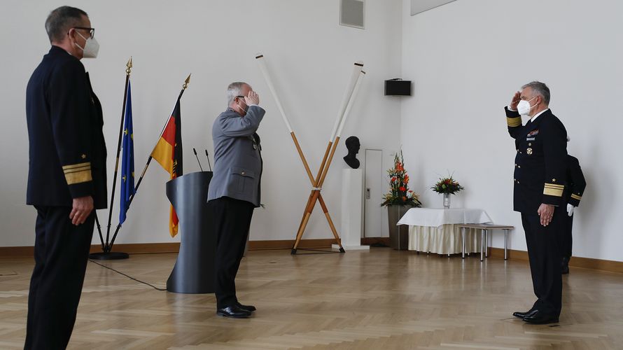 Bei der Kommandoübergabe in Berlin: Generalinspekteur General Eberhard Zorn (M.), Vizeadmiral Kay-Achim Schönbach (r.) und Vizeadmiral Andreas Krause. Foto: PIZ Marine