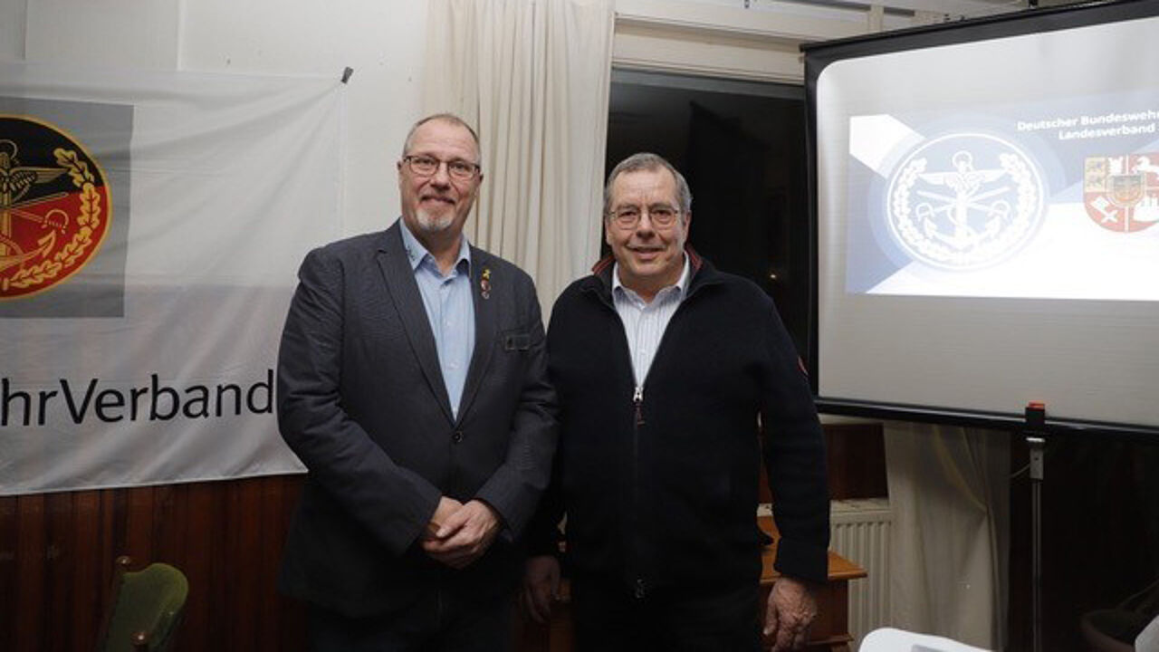 Der Vorsitzende der sKERH Goslar, Oberstleutnant a.D. Peter Wolter (l.), bei der Lagesbesprechung mit dem Vorsitzenden ERH im Landesverband Nord, Stabsfeldwebel a.D. Hannes Dreier. Foto: sKERH Goslar