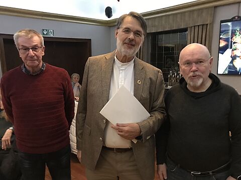 Jubilar Hauptmann d.R. Jost Plewa mit Kassenwart Oberstabsfeldwebel a.D. Harry Mathey (links) und dem Kameradschaftsvorsitzenden Leutnant d.R. Thomas Bönte. Foto:  Lothar Kopczacki
