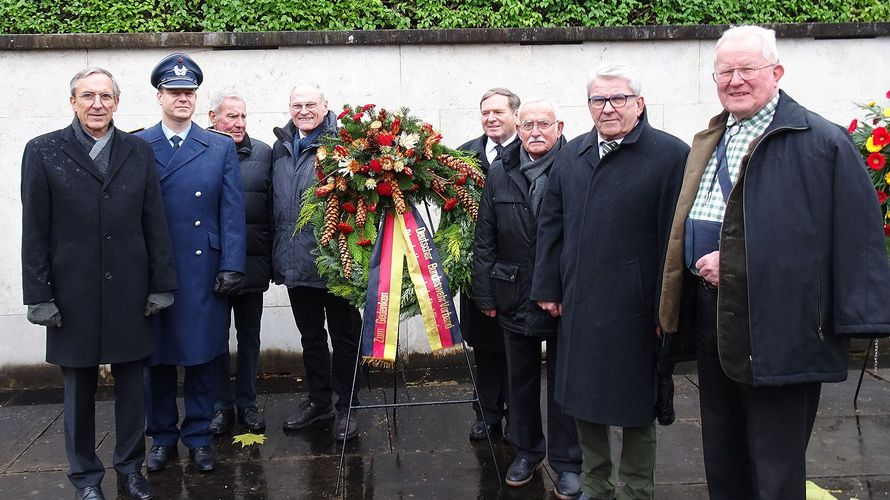 Landesvorsitzender Gerhard Stärk (v.l.) und StoKa-Vorsitzender Hauptmann Steffen Klar mit Vertretern der Kameradschaft ERH und ARST. Foto: Alfred Gebhardt