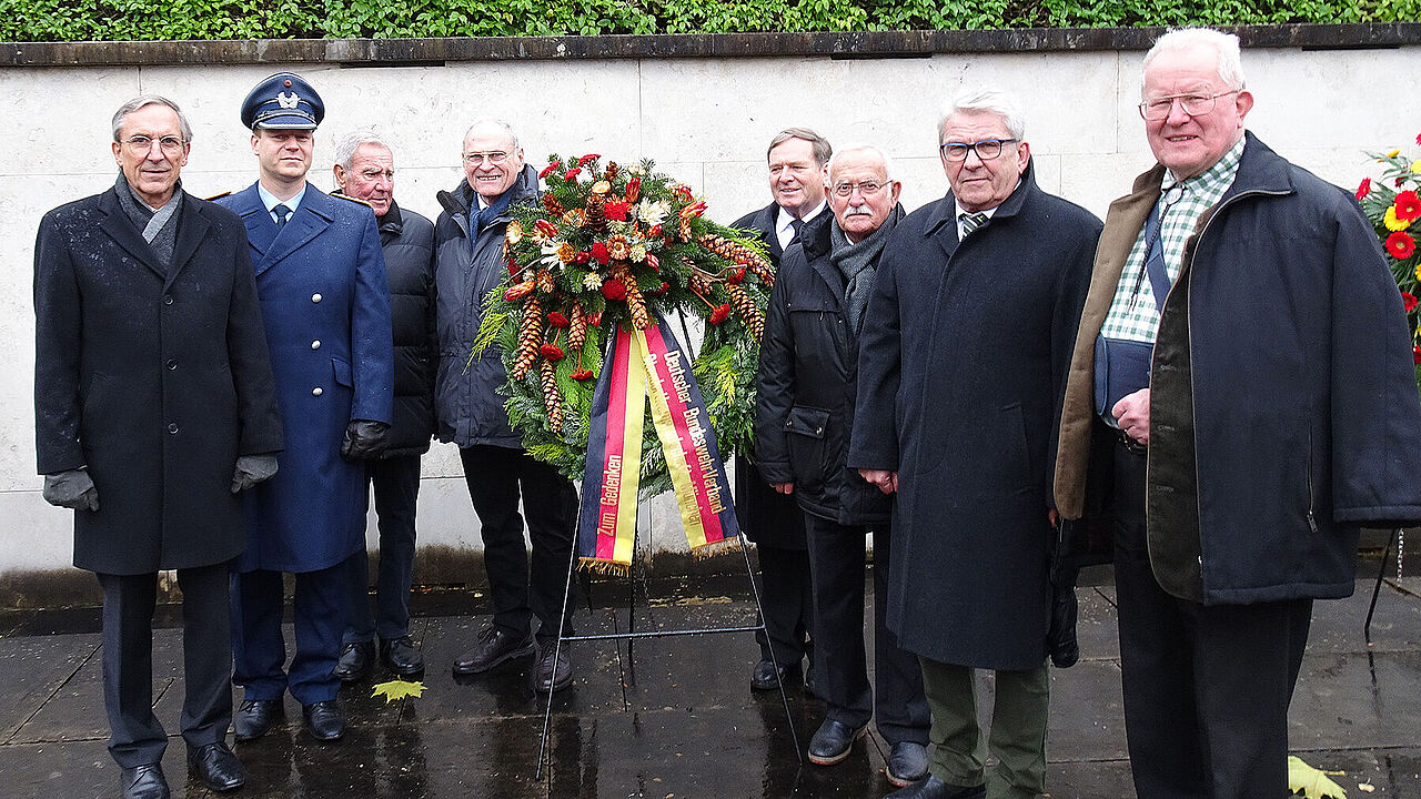 Landesvorsitzender Gerhard Stärk (v.l.) und StoKa-Vorsitzender Hauptmann Steffen Klar mit Vertretern der Kameradschaft ERH und ARST. Foto: Alfred Gebhardt