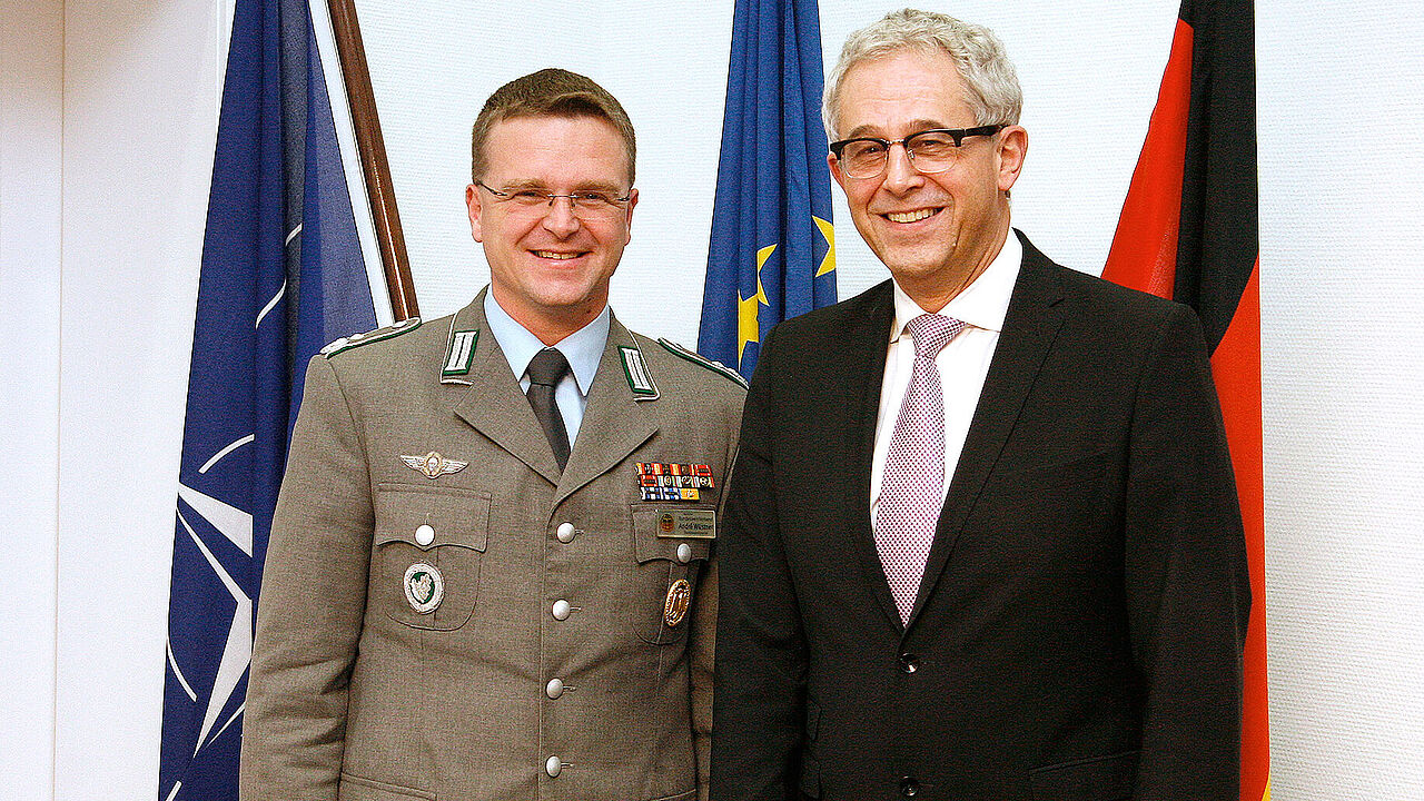 Bundesvorsitzender Oberstleutnant André Wüstner und Staatssekretär Gerd Hoofe. Archivfoto: DBwV 