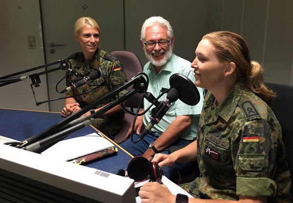 Der Vorsitzende des Landesverbands West, Oberstleutnant a.D. Thomas Sohst (M.), war im Sommer 2018 zu Gast im Studio von Radio Andernach in Mayen. Foto: Bundeswehr