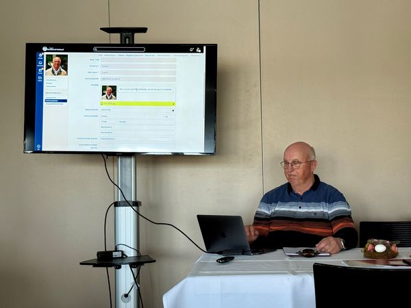 Fregattenkapitän a. D. Roland Lorenz führte Schritt für Schritt durch den Prozeß und erläuterte ausgiebig die Möglichkeiten des Portals. Foto: Ralph Kohlen