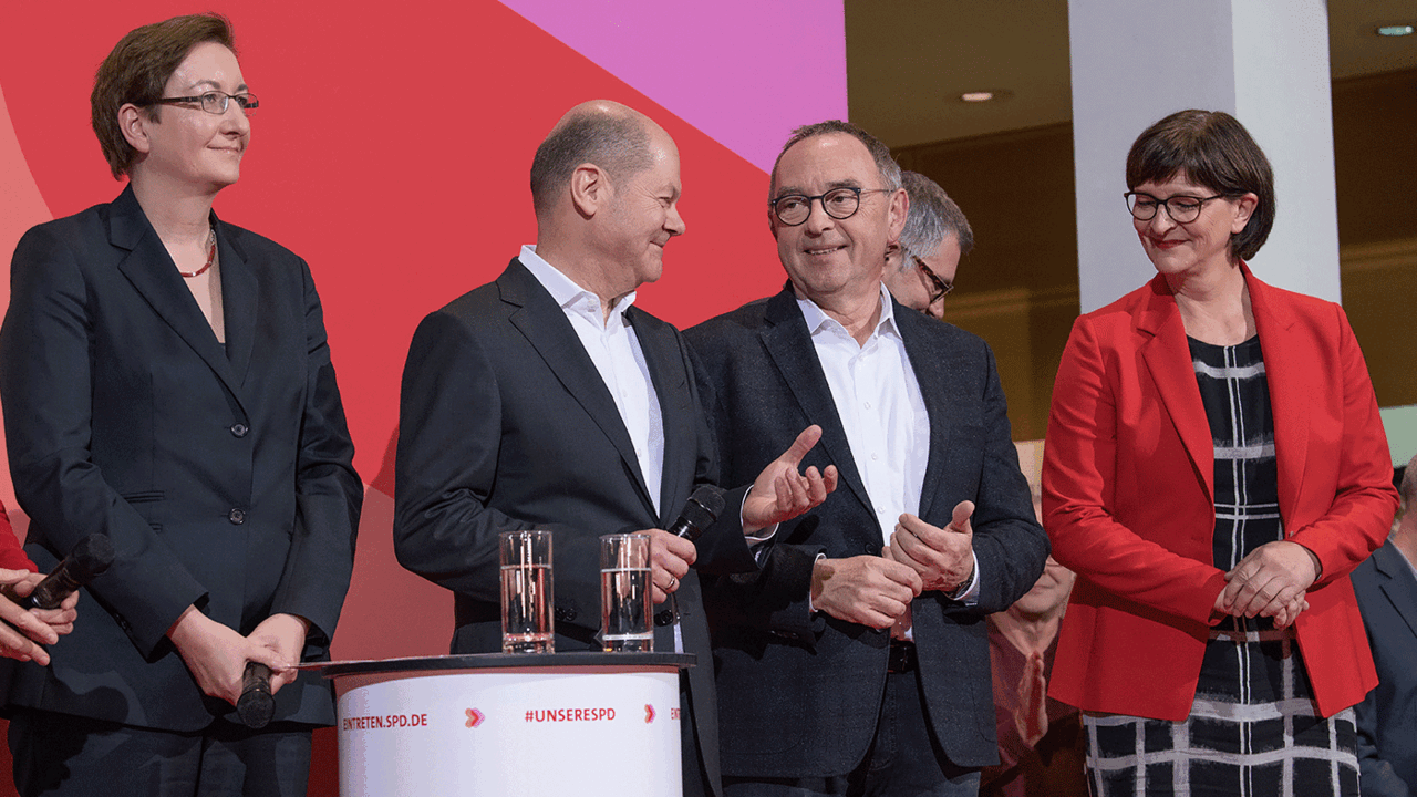 Die Kandidatenpaare Klara Geywitz (v.l.n.r.) und Olaf Scholz sowie Norbert Walter-Borjans und Saskia Esken stehen nach der Bekanntgabe des Ergebnisses der Abstimmung zum SPD-Vorsitz im Willy-Brandt-Haus. Walter-Borjans und Esken haben die Abstimmung gewonnen. Bestätigt wird die neue Führungsspitze dann auf dem Parteitag am 6. Dezember. Foto: Jörg Carstensen/dpa