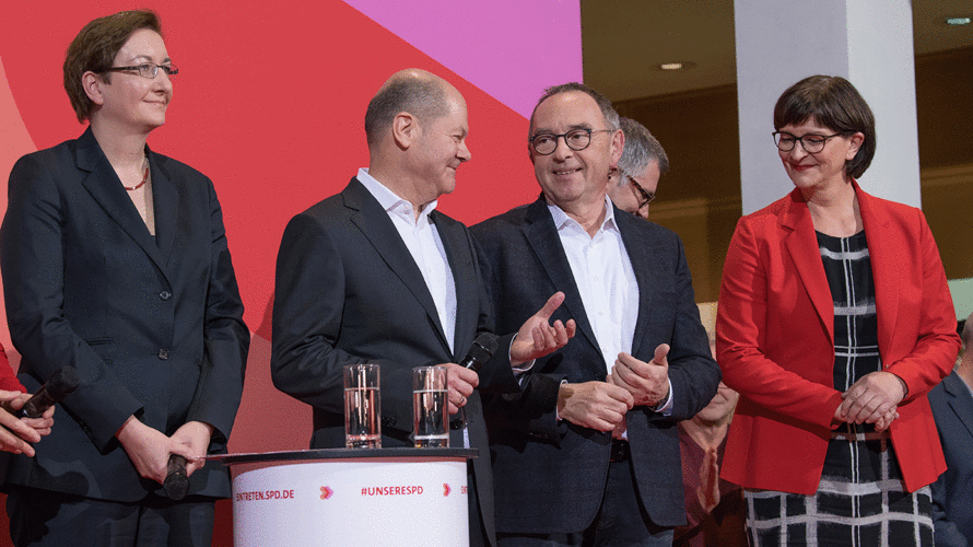 Die Kandidatenpaare Klara Geywitz (v.l.n.r.) und Olaf Scholz sowie Norbert Walter-Borjans und Saskia Esken stehen nach der Bekanntgabe des Ergebnisses der Abstimmung zum SPD-Vorsitz im Willy-Brandt-Haus. Walter-Borjans und Esken haben die Abstimmung gewonnen. Bestätigt wird die neue Führungsspitze dann auf dem Parteitag am 6. Dezember. Foto: Jörg Carstensen/dpa