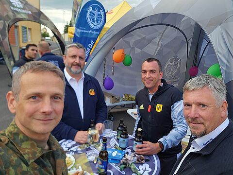 Wohlverdiente Pause und Zwischenauswertung der Standbesetzung beim Sommerfest der Sportfördergruppe Oberhof (von links: Hauptmann Alexander Dreiser, Oberstabsfeldwebel a. D. Andreas Voigt, Stabsfeldwebel Sebastian Schmidt, Maik Emmrich). Foto: Alexander Dreiser