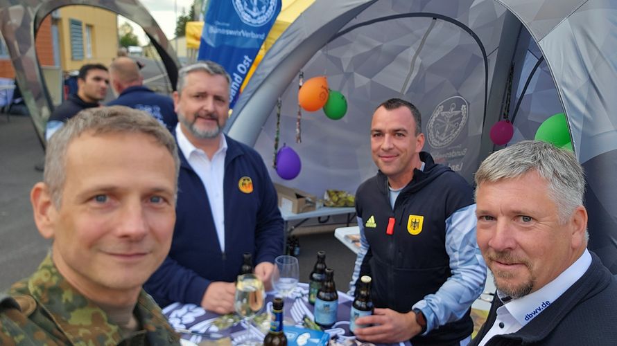 Wohlverdiente Pause und Zwischenauswertung der Standbesetzung beim Sommerfest der Sportfördergruppe Oberhof (von links: Hauptmann Alexander Dreiser, Oberstabsfeldwebel a. D. Andreas Voigt, Stabsfeldwebel Sebastian Schmidt, Maik Emmrich). Foto: Alexander Dreiser