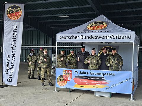 Thomas Behr (4.v.l.) und Lars Schunack (6.v.l.) unterstützten am Informationsstand