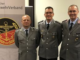 (v.l.): Oberstabsfeldwebel Nico Bielicke, Vorsitzender Hauptmann Dirk Jaensch und Oberstleutnant Norbert Kühne und acht Beisitzer vertreten in Zukunft die Interessen der DBwV-Mitglieder beim BAIUDBw. Foto: TruKa BAIUDBw Bonn